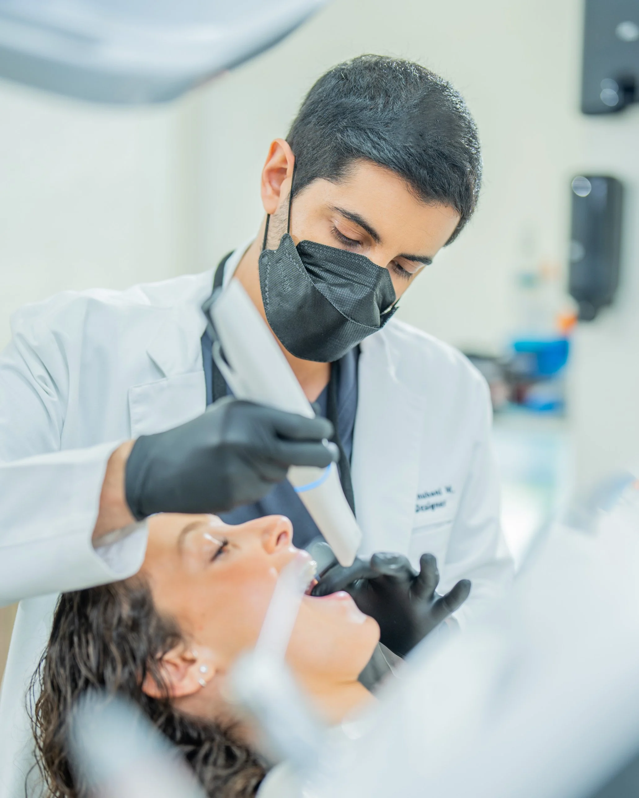 El Dr. Ravi Khubani Mirvani realiza un escaneo intraoral 3D a una paciente en Zenclinic Dental
