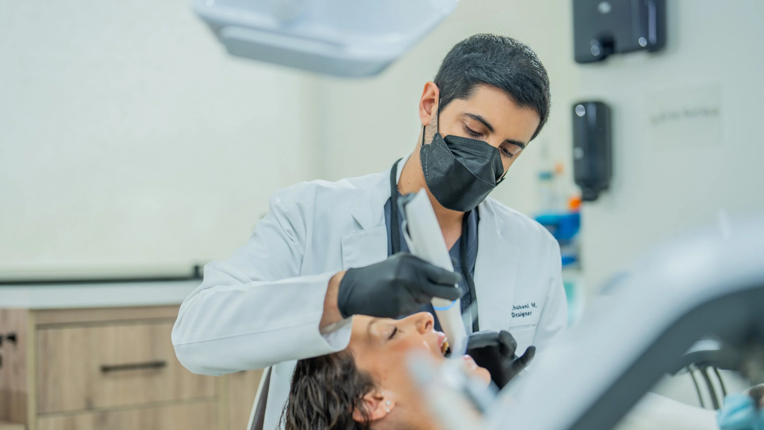 El Dr. Ravi Khubani Mirvani realiza un escaneo intraoral 3D a una paciente en Zenclinic Dental como parte de la planificación de carillas
