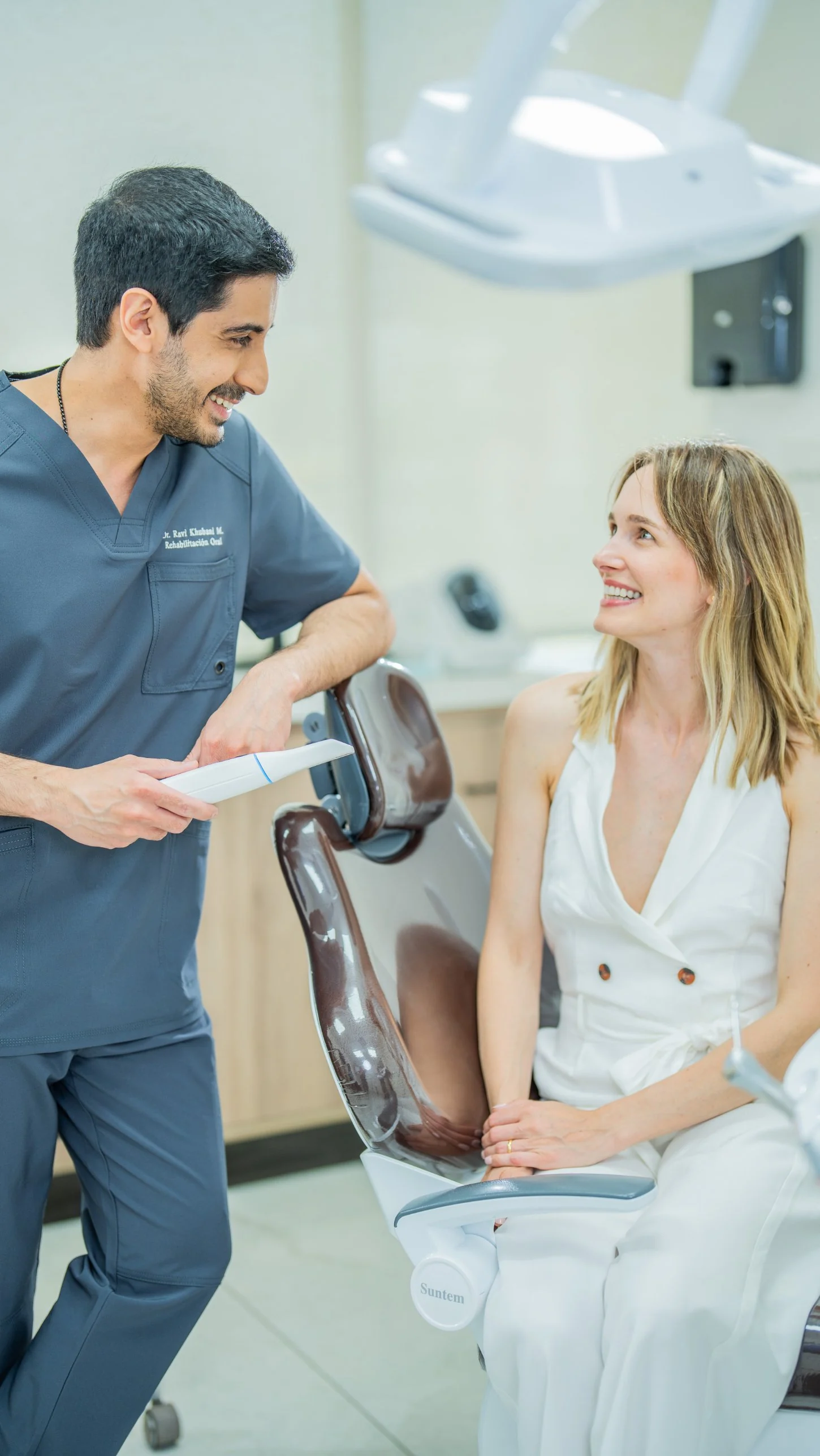 El Dr. Ravi Khubani Mirvani conversa con una paciente en un box de Zenclinic Dental, con el escáner intraoral 3D en la mano