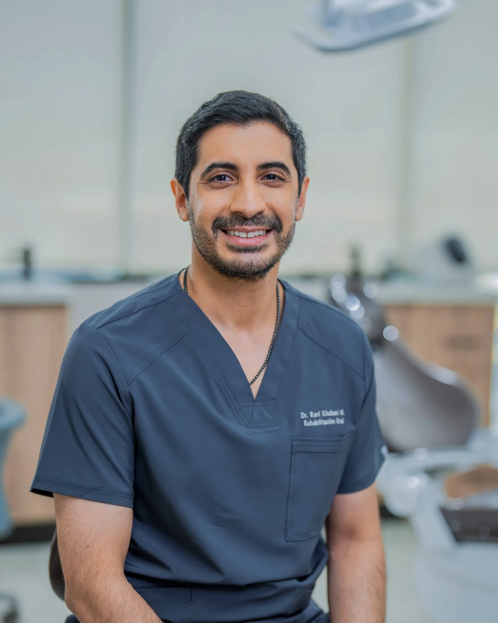 Retrato del Dr. Ravi Khubani Mirvani, especialista en rehabilitación oral, en un box de Zenclinic Dental